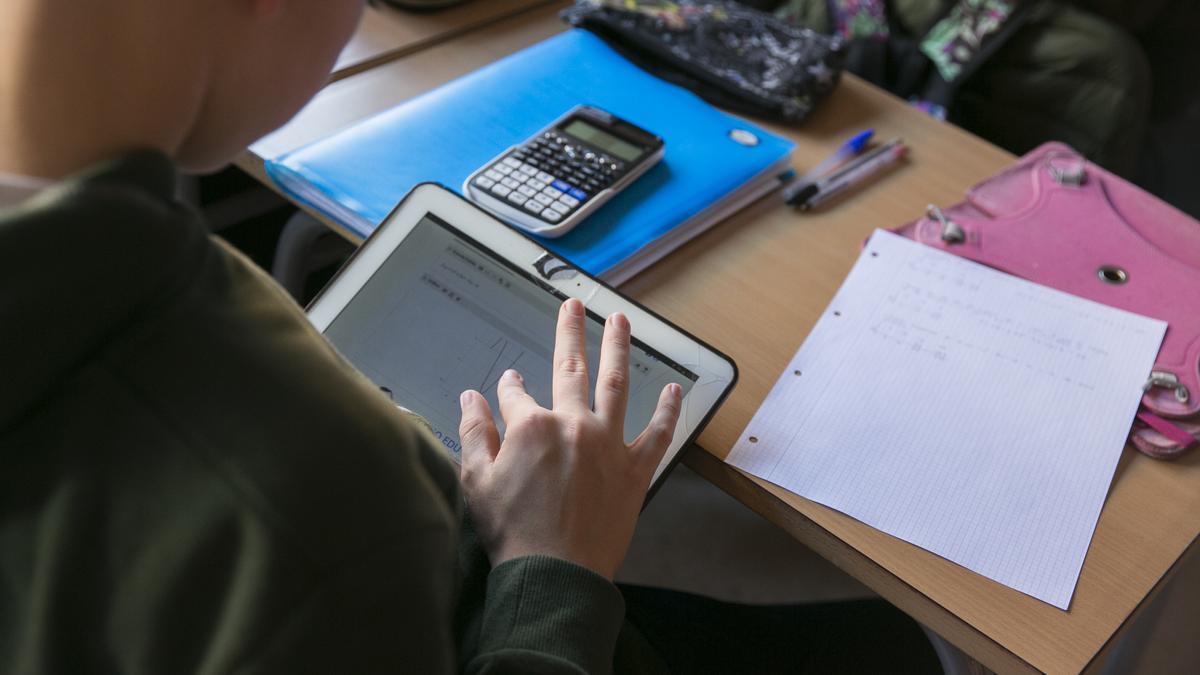 Alumnos con medios tecnológicos