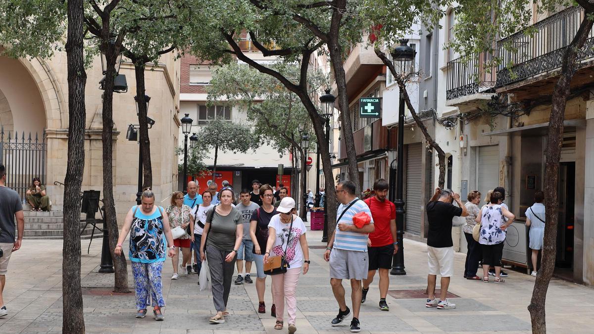 Un grupo de viandantes camina por el centro de Castelló.