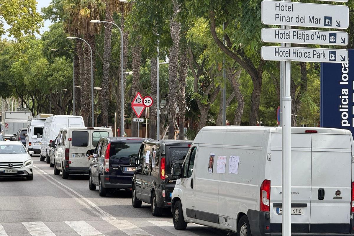 Un instant de la marxa lenta que s'ha fet a Platja d'Aro