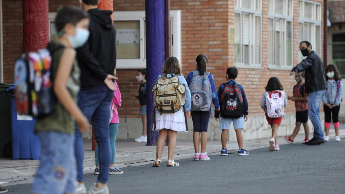 Alumnos entran a clase en un colegio. // Bernabé / Javier Lalín