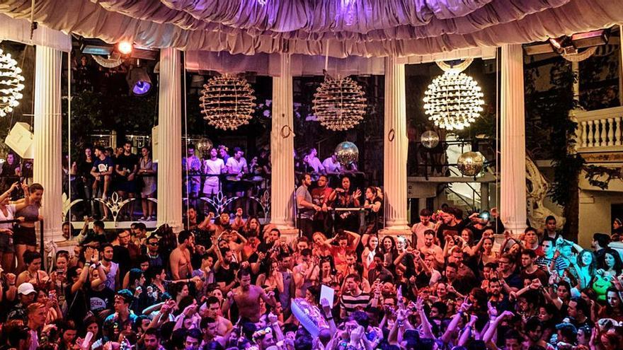 Una discoteca de Ibiza a rebosar de público en la temporada de 2019.