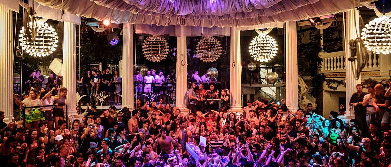 Una discoteca de Ibiza a rebosar de público en la temporada de 2019.