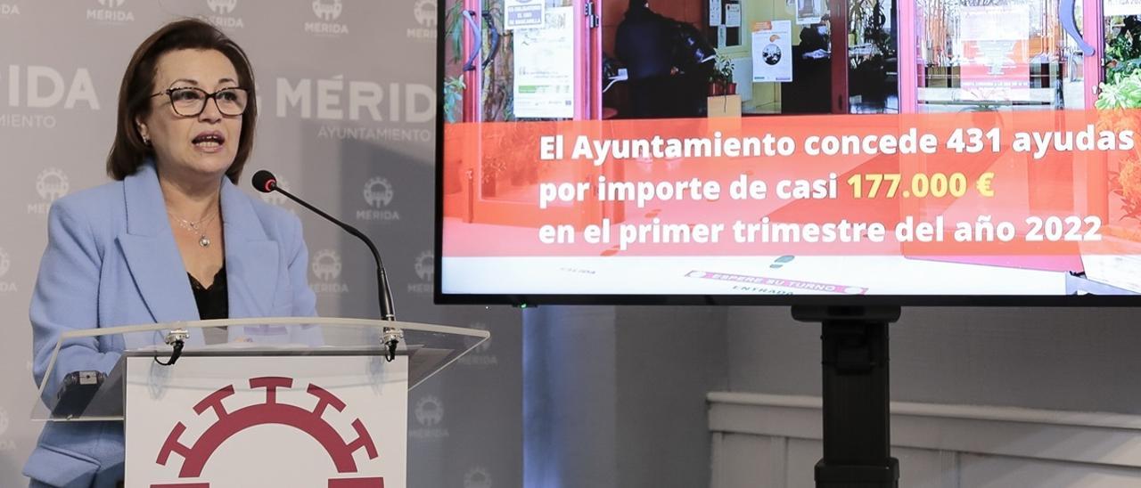 La delegada de Servicios Sociales, Catalina Alarcón, en rueda de prensa.