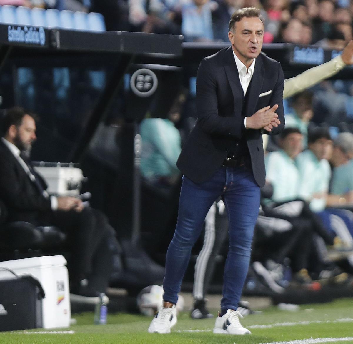 Carlos Carvalhal aplaude a sus jugadores durante la reciente visita de Osasuna a Balaídos. // RICARDO GROBAS