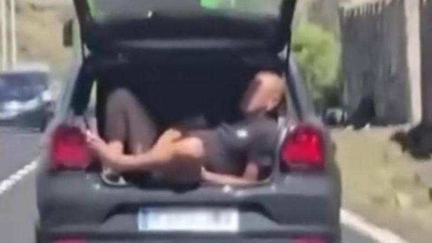 Cazan a un hombre viajando en el maletero abierto de un coche en Tenerife