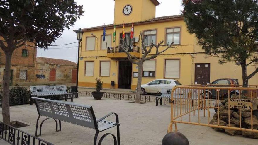 Aspecto que presenta la Plaza Mayor y el edificio del Ayuntamiento de Fuentes de Ropel.