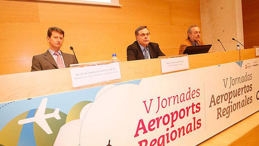 El director de l&#039;aeroport de Girona, Lluís Sala, al mig de la taula durant una de les ponències de les Jornades.