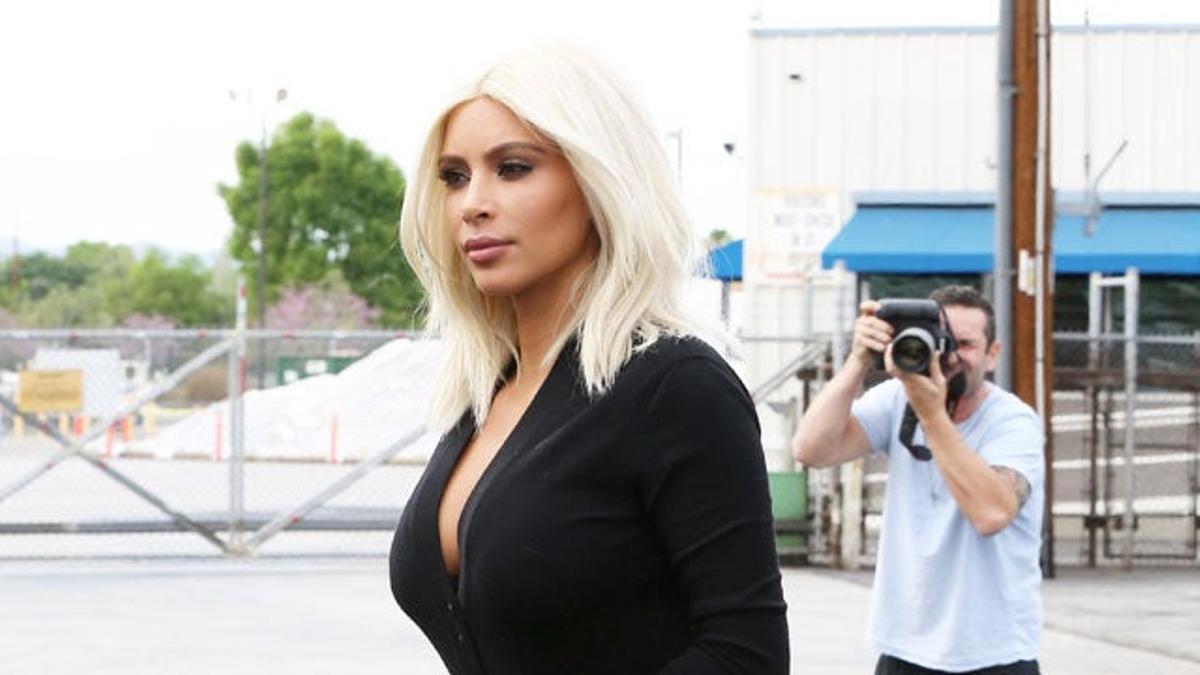 Kim Kardashian con un ajustado mono negro