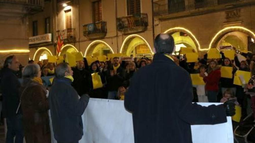 Unes mil persones van omplir la plaça del Vi de Girona.