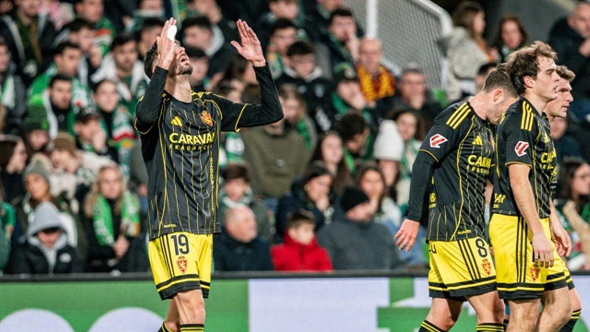 Kodro celebra mirando al cielo uno de sus tres goles.