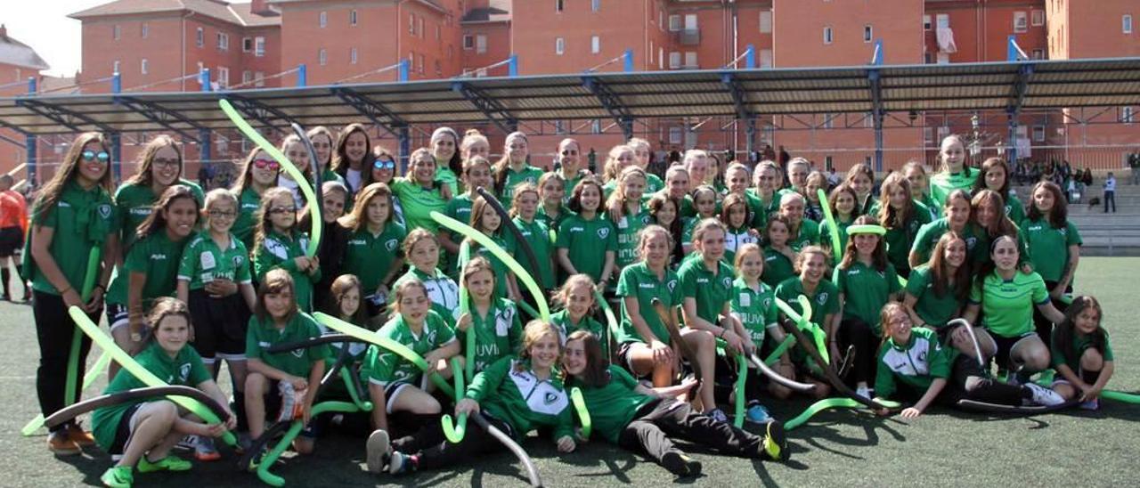 Las jugadoras del Oviedo Moderno celebran junto a las canteranas el título de Liga.