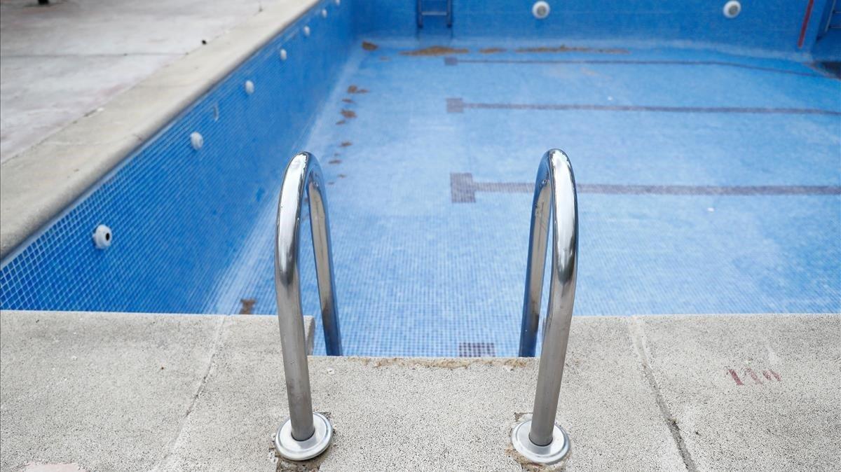 Una piscina vacía de agua.