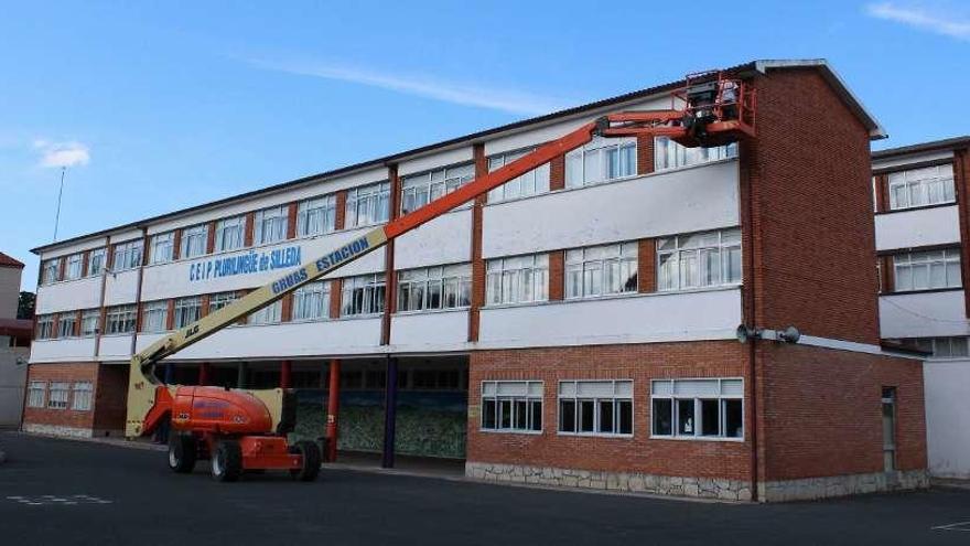 Reparación de canalones en uno de los edificios principales del colegio.