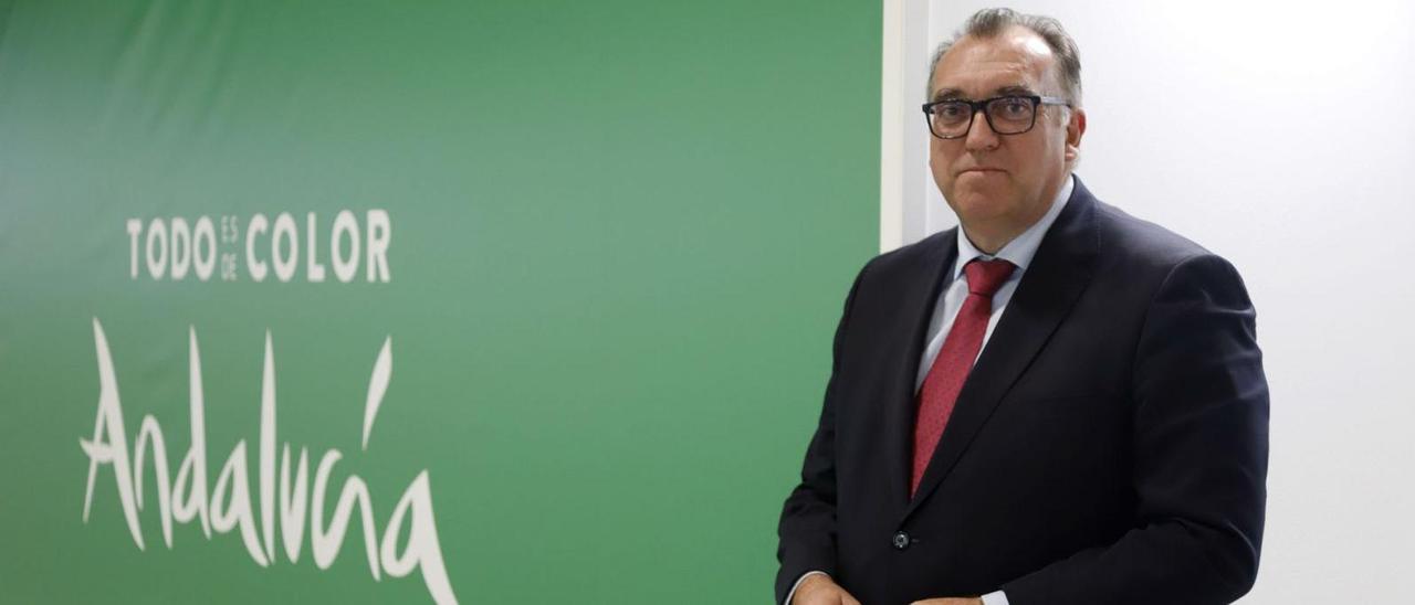 El consejero de Turismo, Cultura y Deporte, Arturo Bernal, en el pabellón de Andalucía en Fitur.