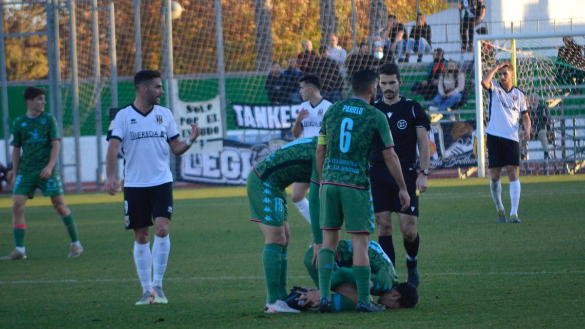 Jugadores de Mérida y Villanovense, durante el derbi del Municipal.