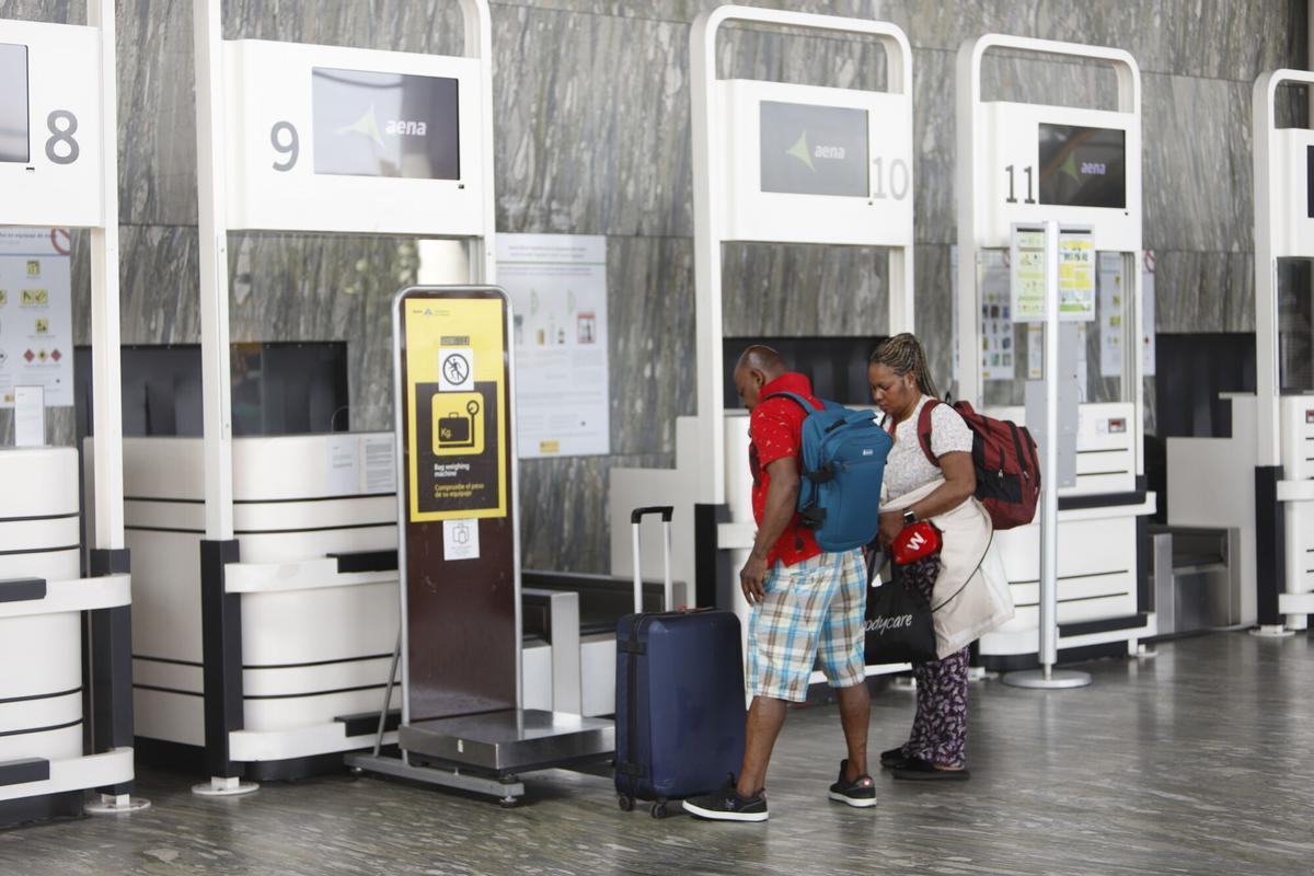 Varias personas en el Aeropuerto de Zaragoza