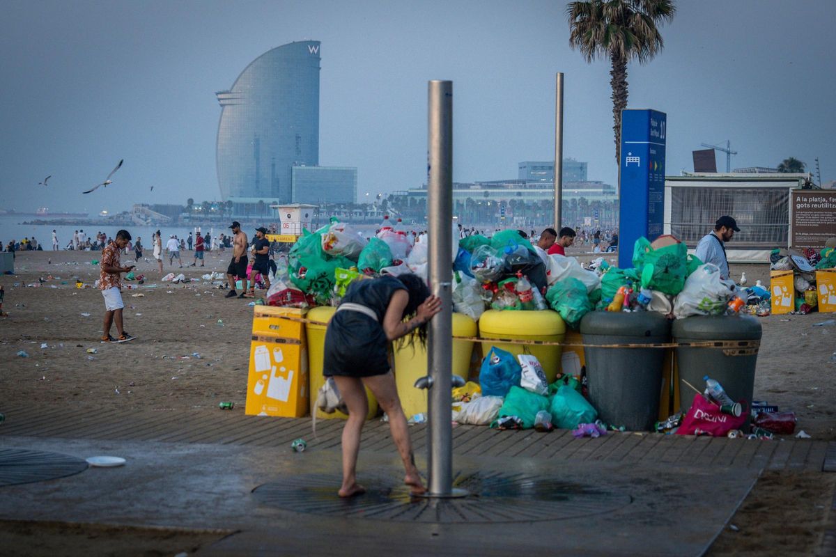 Limpieza de las playas de Barcelona tras la verbena de Sant Joan 2025