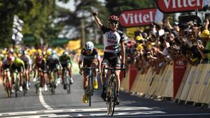 El ciclista irlandés Dan Martin triunfa en el Muro de Bretaña.