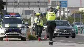 Multa de 200 euros a un conductor que circulaba a la velocidad adecuada pero no colocó la R-129 de la DGT: la Guardia civil extrema la vigilancia en los aisentos