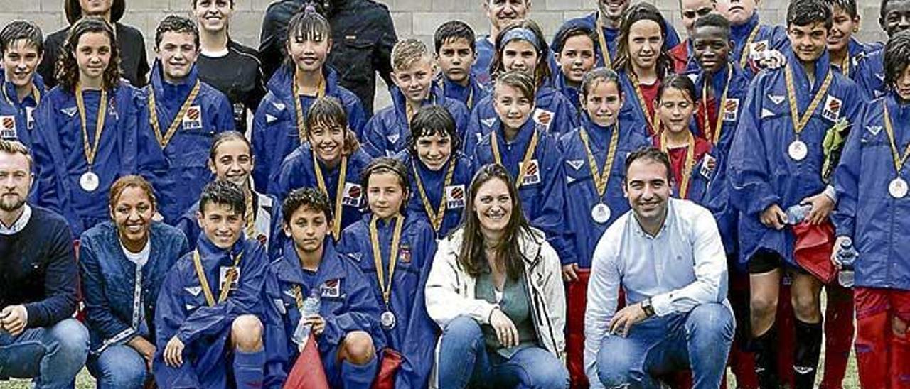 Los dos combinados posan junto a las internacionales Martina Piemonte y Mayara Bordin y el exfutbolista Rubén, entre otros.