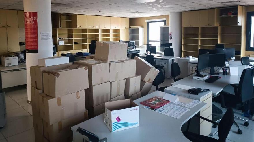 Dependencias judiciales de sa Gerreria, con las estanterías vacías, y llenas de cajas.