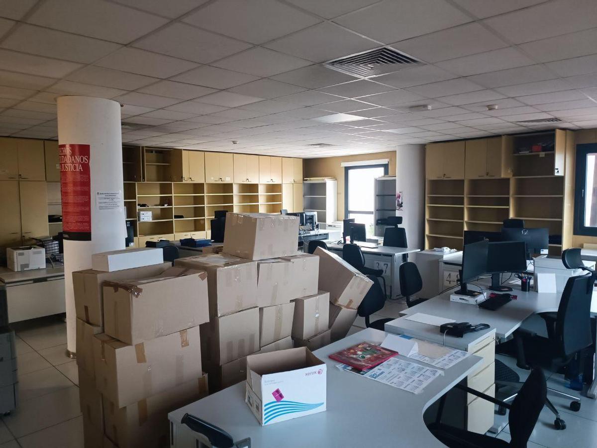 Dependencias judiciales de sa Gerreria, con las estanterías vacías, y llenas de cajas por la mudanza llevada a cabo el pasado mes de diciembre debido a la implantación del Tribunal de Instancia de Palma.