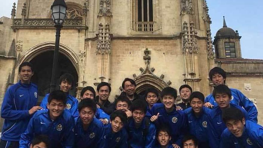 Integrantes del equipo japonés Ichifuma juvenil en la plaza de la Catedral de Oviedo.