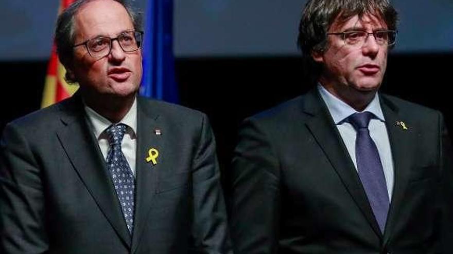 Carles Puigdemont (dcha.) y Quim Torra durante la presentación del Consejo por la República celebrado ayer en Bruselas. // Efe