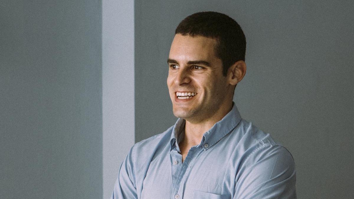 Lluis Pérez en la cafetería de la calle Bonaire que lleva su nombre