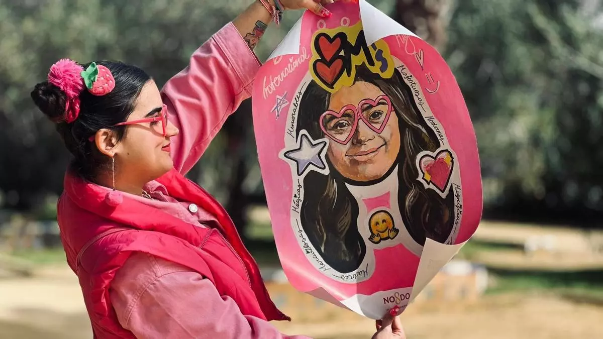 Julia de Gabriel, cartelista del 8M en Sevilla: "Para mí vestir siempre de rosa es algo muy serio"