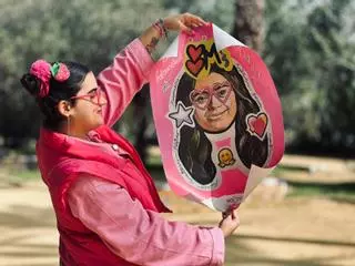 Julia de Gabriel, cartelista del 8M en Sevilla: "Para mí vestir siempre de rosa es algo muy serio"
