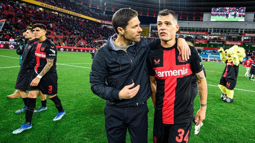 Xabi Alonso junto a Granit Xhaka, su hombre de confianza durante su etapa en el Bayer Leverkusen