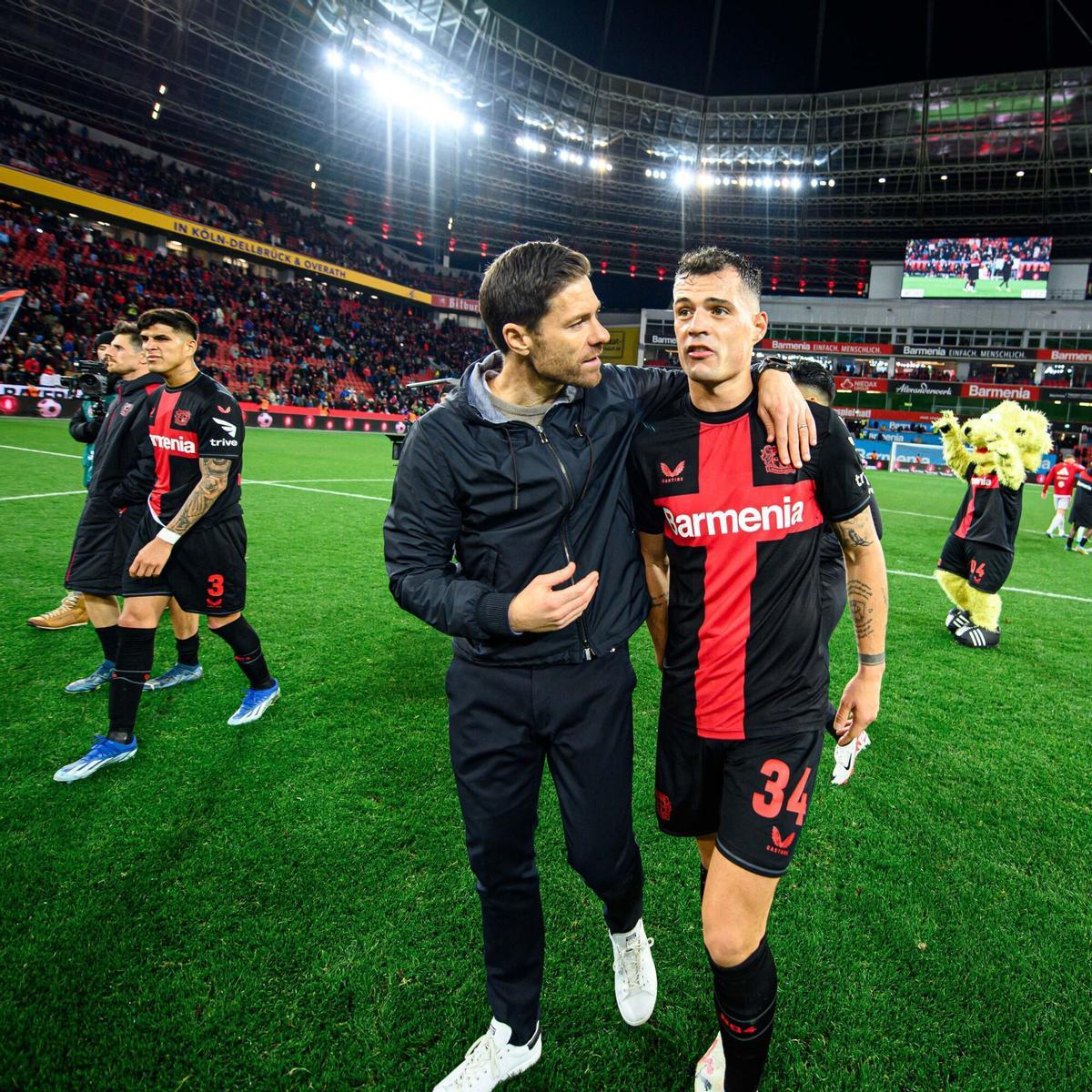 Xabi Alonso junto a Granit Xhaka, su hombre de confianza durante su etapa en el Bayer Leverkusen