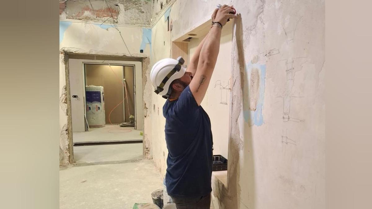 Un trabajador en una de las obras que se realiza este verano en instalaciones del hospital Reina Sofía de Córdoba.