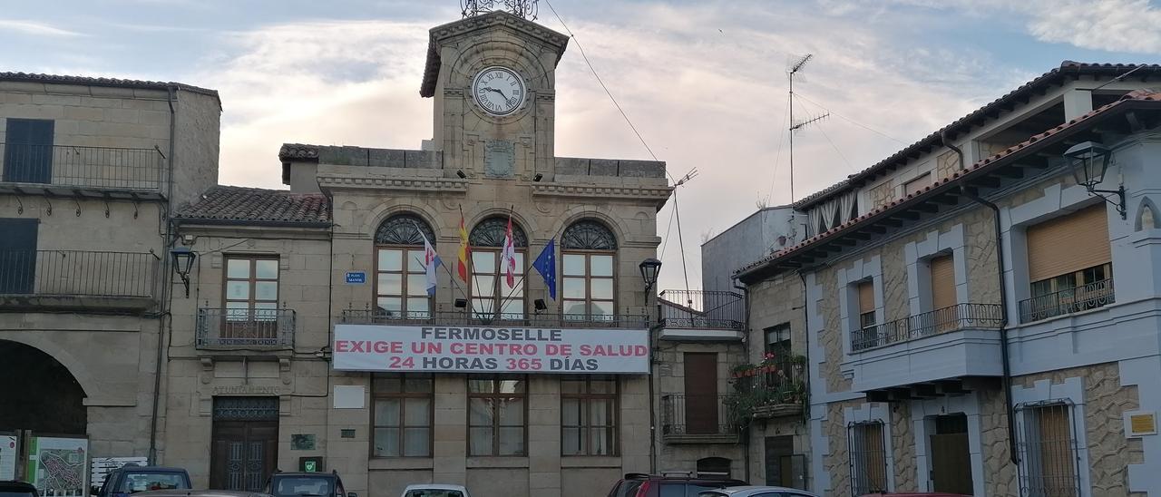 Cartel en el Ayuntamiento de Fermoselle por las mejoras sanitarias