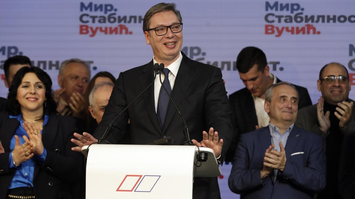 El presidente de Serbia, Aleksandar Vucic, celebra la reelección tras los comicios de abril de 2022