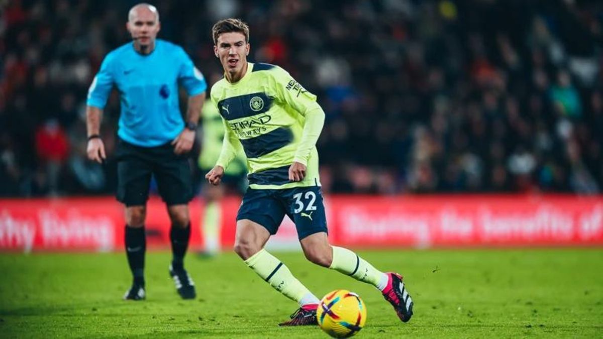 Máximo Perrone en su debut en Premier League