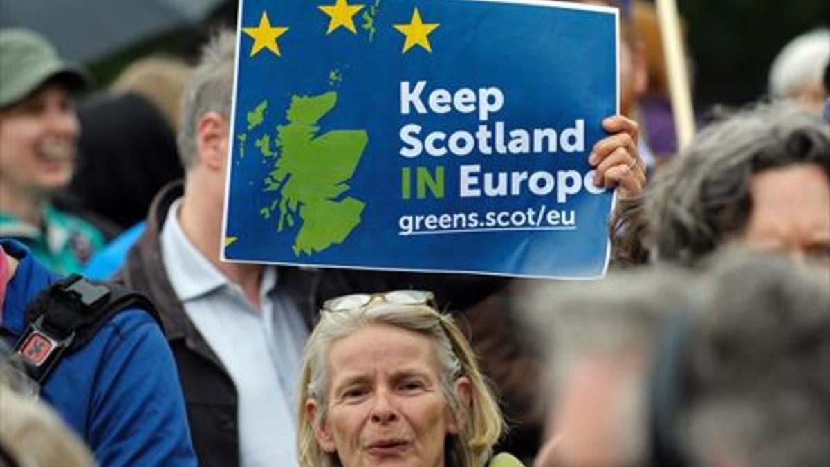 Una mujer sostiene una pancarta a favor de la permanencia de Escocia en la UE, ayer en Edimburgo.