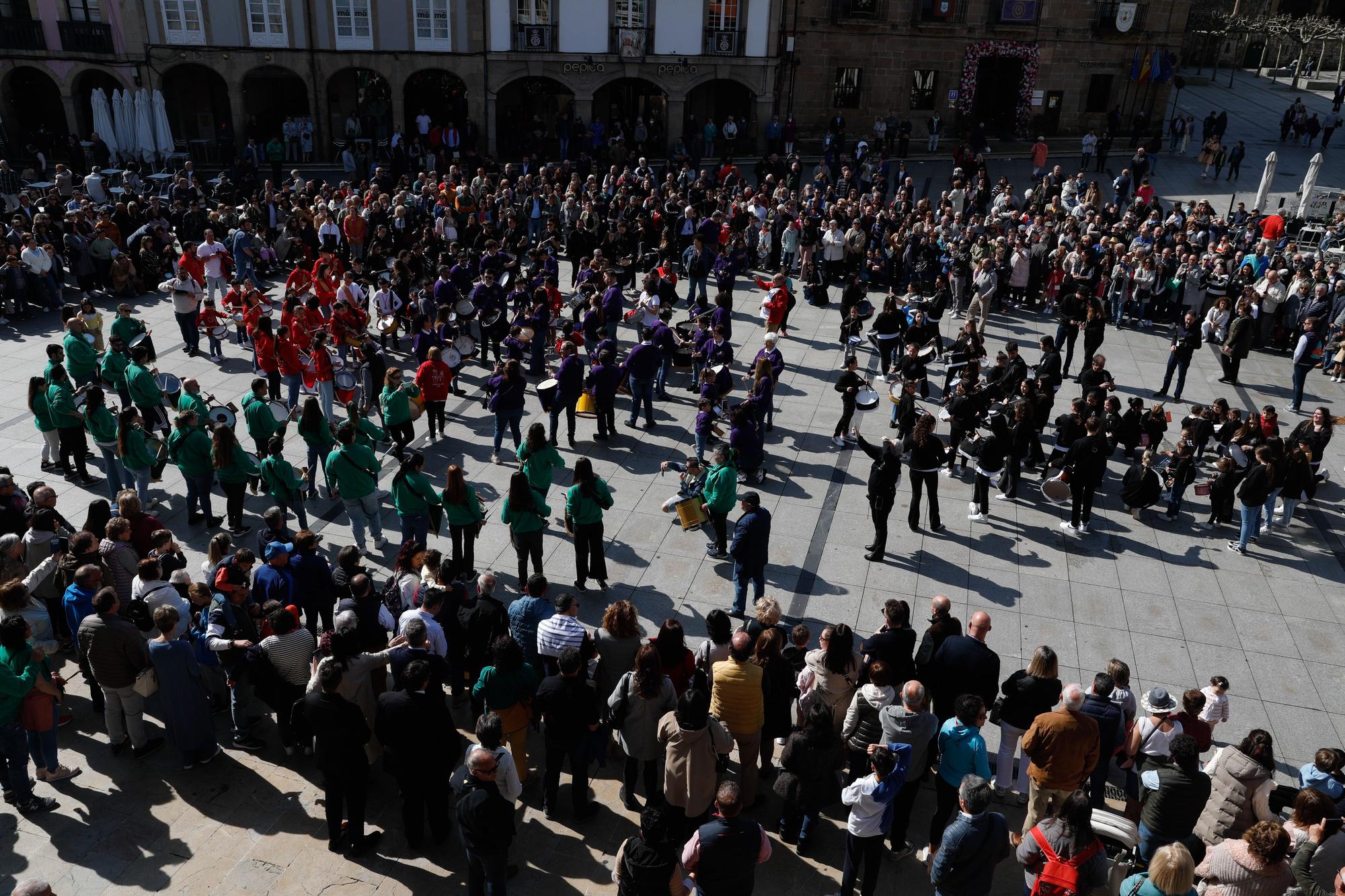 EN IMÁGENES: La tamborrada del Viernes Santo en Avilés