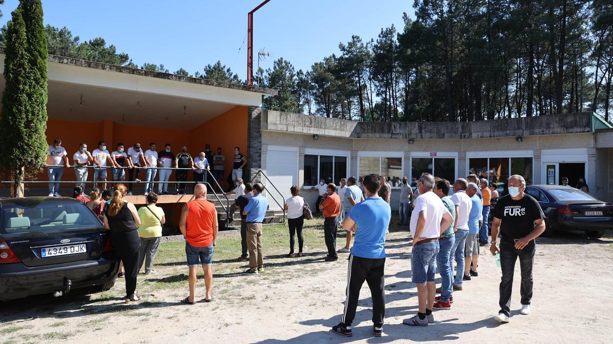 Un momento de la reunión de ayer para concretar las movilizaciones en defensa del local. // Alba Villar