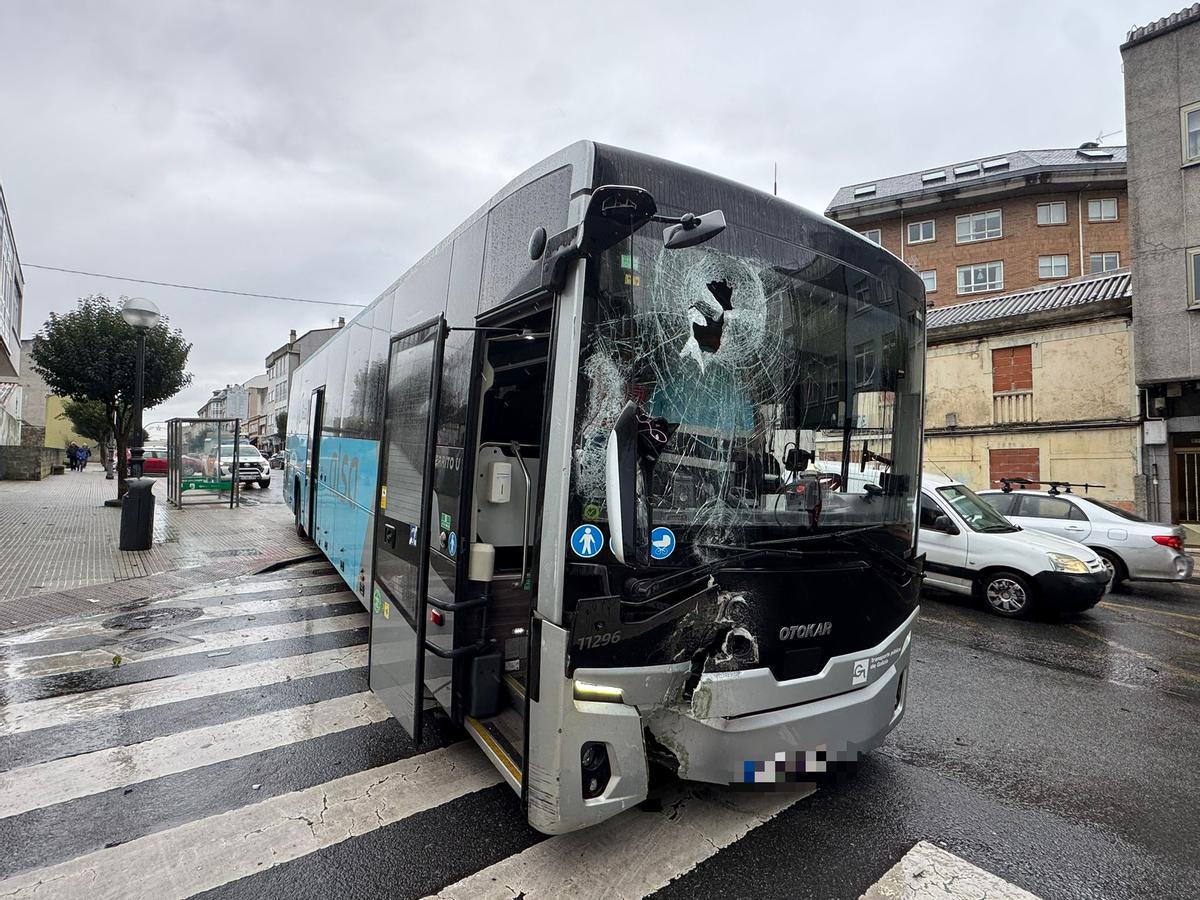 Vista del autobús accidentado.