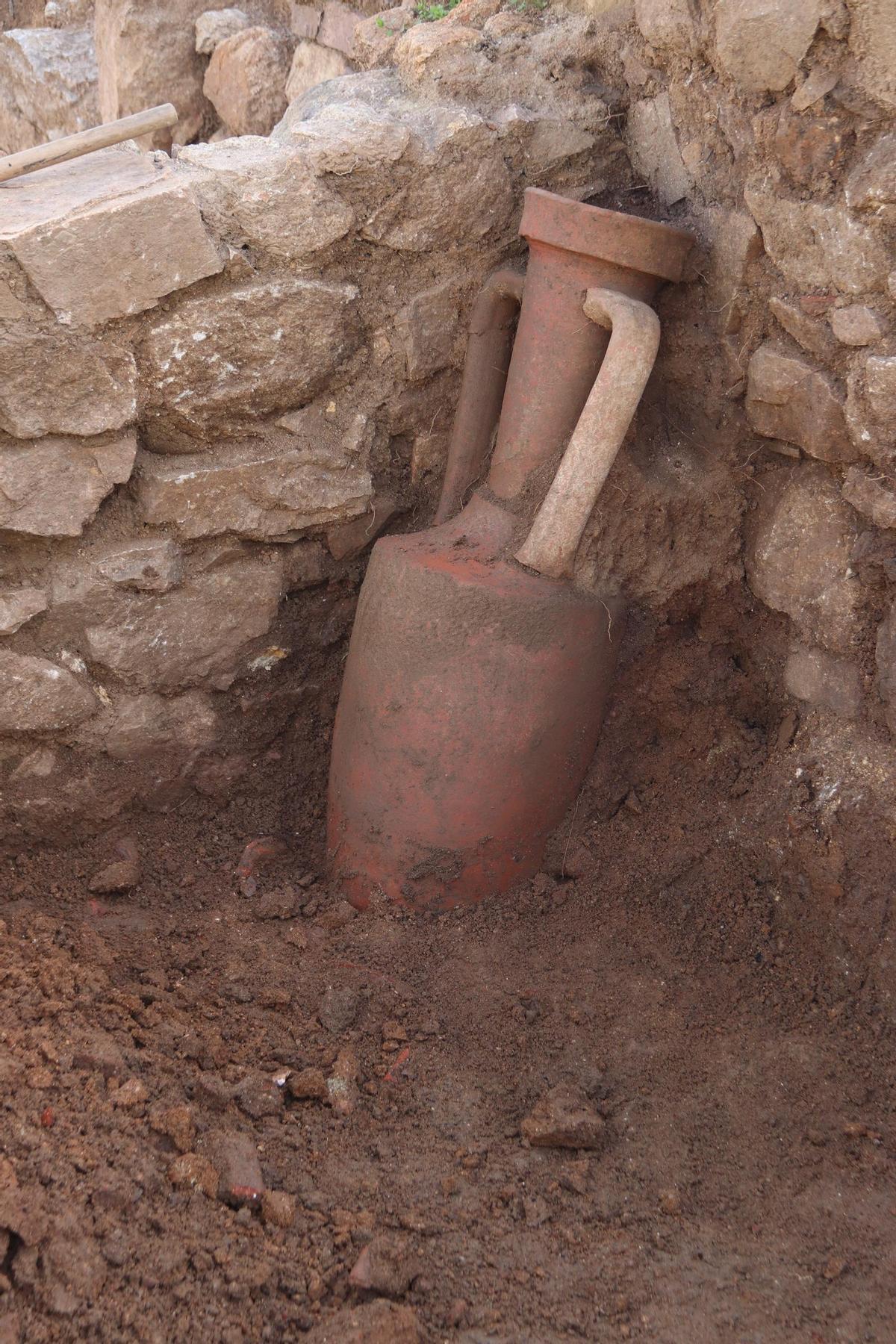 L'àmfora romana que han trobat en l'última campanya d'excavacions dels Padrets de Blanes