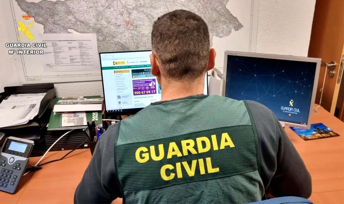 Agente de la Guardia Civil durante una inestigación de estafas.