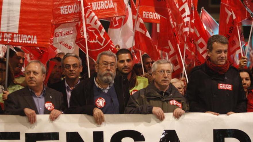 La manifestación convocada por CC OO y UGT contra el pensionazo recorrió el centro de Murcia. En la imagen, Antonio Jiménez, Méndez, Toxo y Daniel Bueno