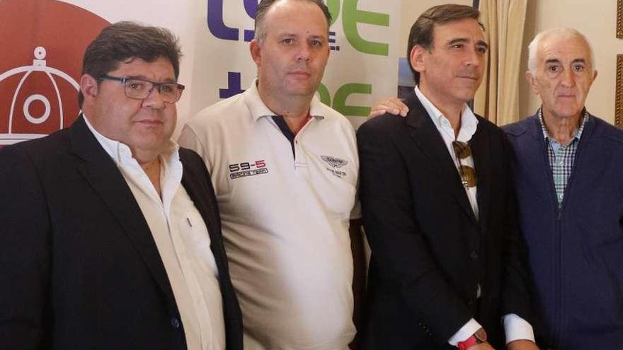 Justy Fernández, segundo por la izquierda, junto a José M. Miano, José Mª Campesino y Luis Pablos Florez.