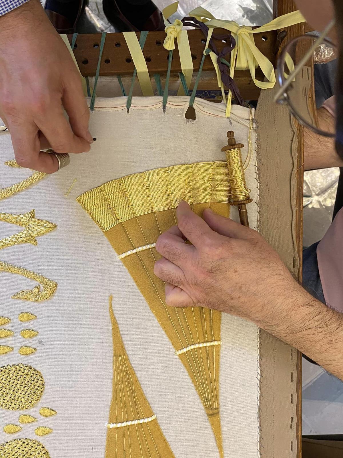 Así ha empezado la campaña "Ven a bordar el Manto de la Virgen"