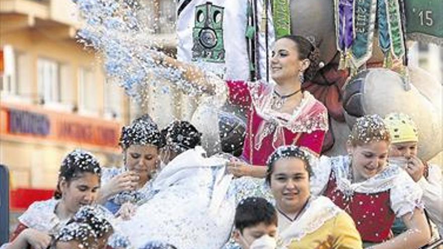 Castellon, torbellino de colores  en una nube de confeti y plena diversión