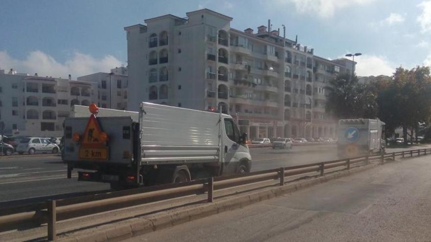 Imagen de las tareas de limpieza del margen de la vía de salida de Vila hacia la carretera de Santa Eulària.