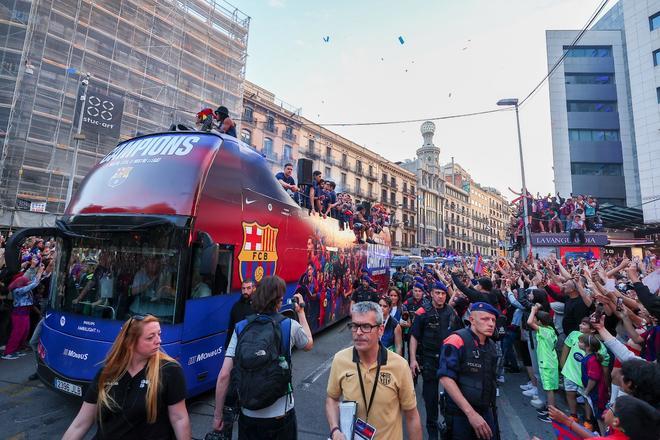 ¡De locos! Las mejores imágenes de una ciudad entregada al Barça