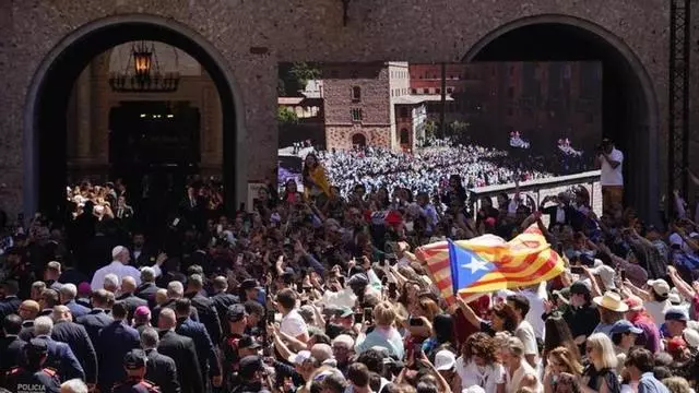 Bany de masses del Papa a Montserrat